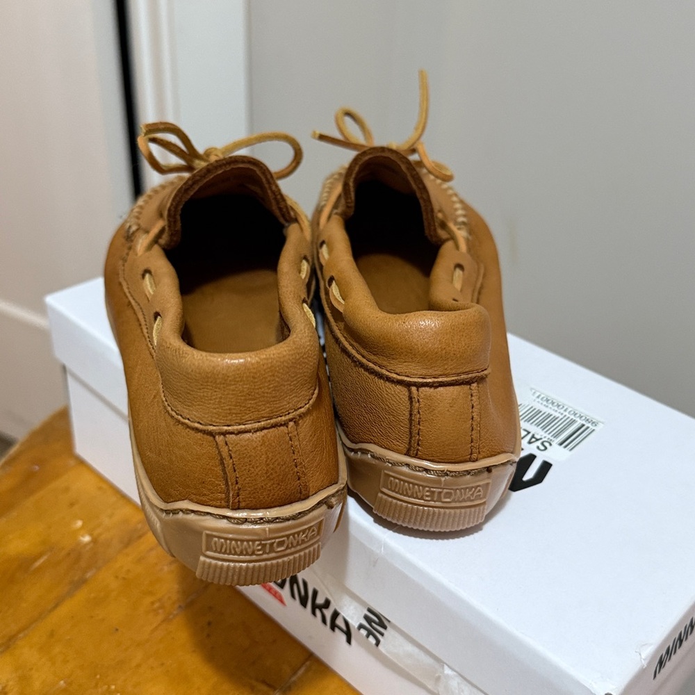 Minnetonka Ladies Brown Leather Loafers New - Picture 3 of 4